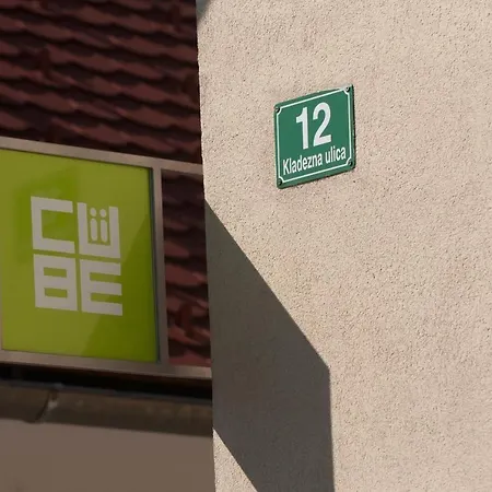 큐브 센트럴 룸스 포 2 호스텔