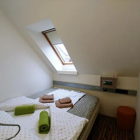 Cube For 2 Hostel