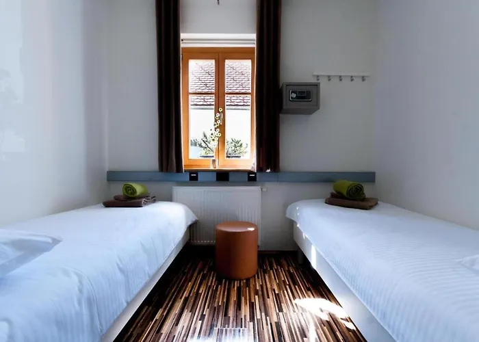 큐브 센트럴 룸스 포 2 호스텔 *