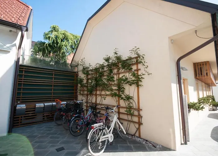 큐브 센트럴 룸스 포 2 * 류블랴나